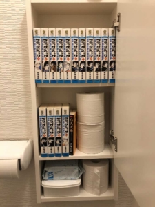 トイレの棚の中の本